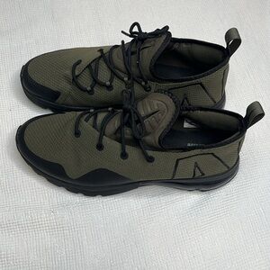 Men 9.5 Green & Black Nike shoes